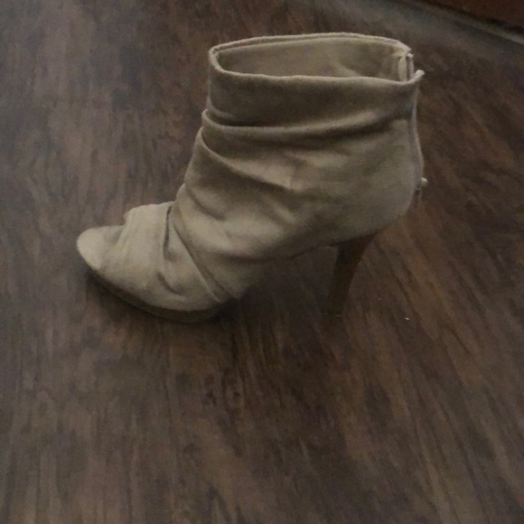 Tan pumps - Picture 2 of 3